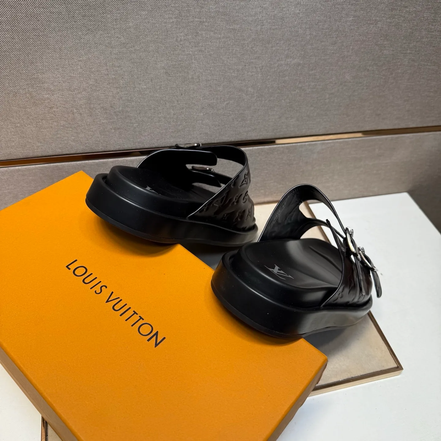 ⬛️Men's shoes 💰p400 [LV～] Men's casual slippers 2025z cabinet sales simultaneously 🔶Size: 39-44#️⃣ 🔷2 colors🔜The upper is made of cowhide stitching➕Genuine leather lining, comfortable and breathable, sole: original comfortable and wear-resistant outsole, ⚠️Real 📱Photographed🎬The real thing is better📢📢📢